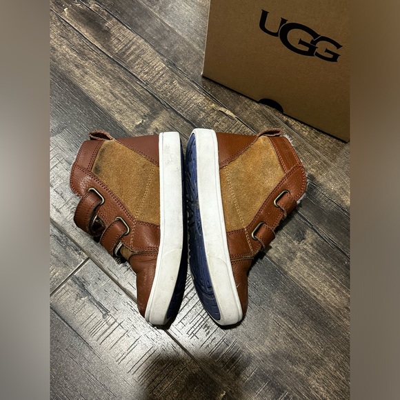 UGG Boys shoes - Picture 3 of 6